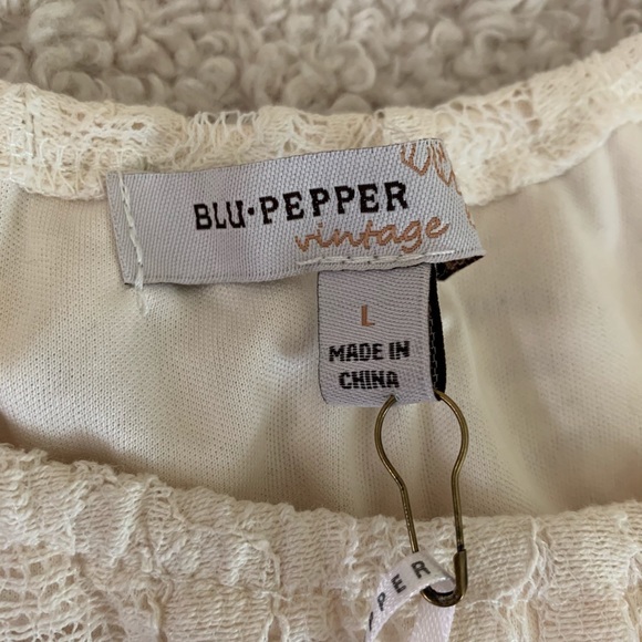 Off the Shoulder Lace Shirt - Picture 4 of 4